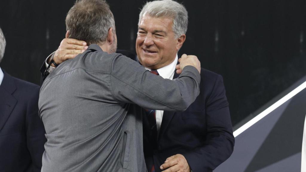 Joan Laporta se abraza emocionado a Hansi Flick tras ganar la Supercopa