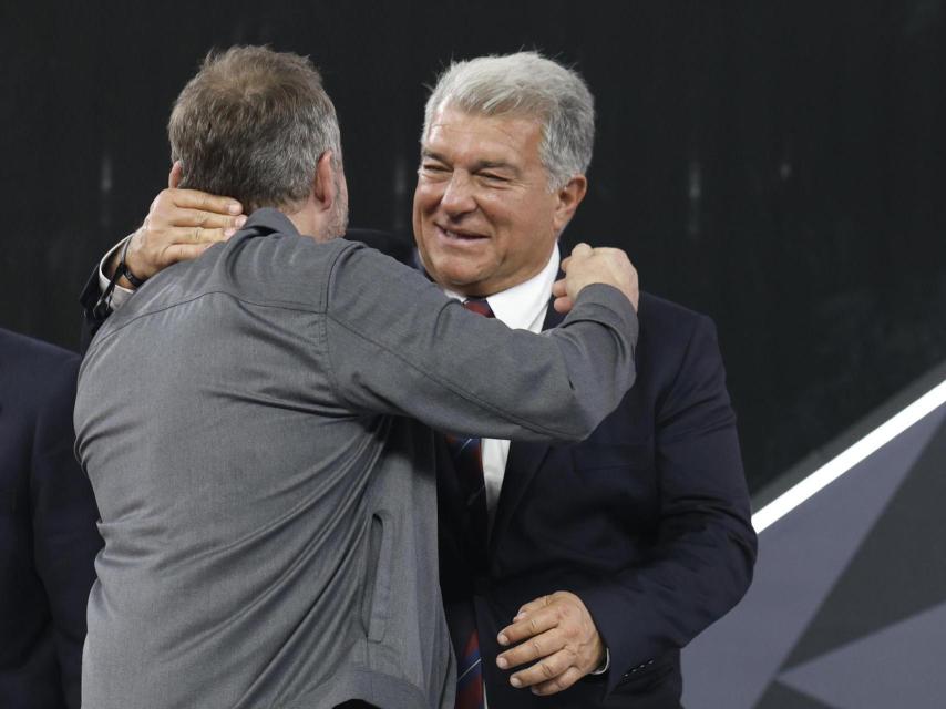 Joan Laporta se abraza emocionado a Hansi Flick tras ganar la Supercopa