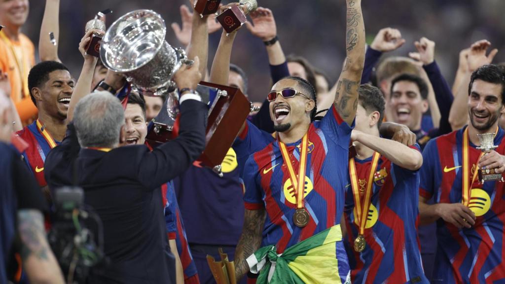 Joan Laporta levanta la Supercopa de España 2026 en Arabia junto a Raphinha y el resto de los jugadores