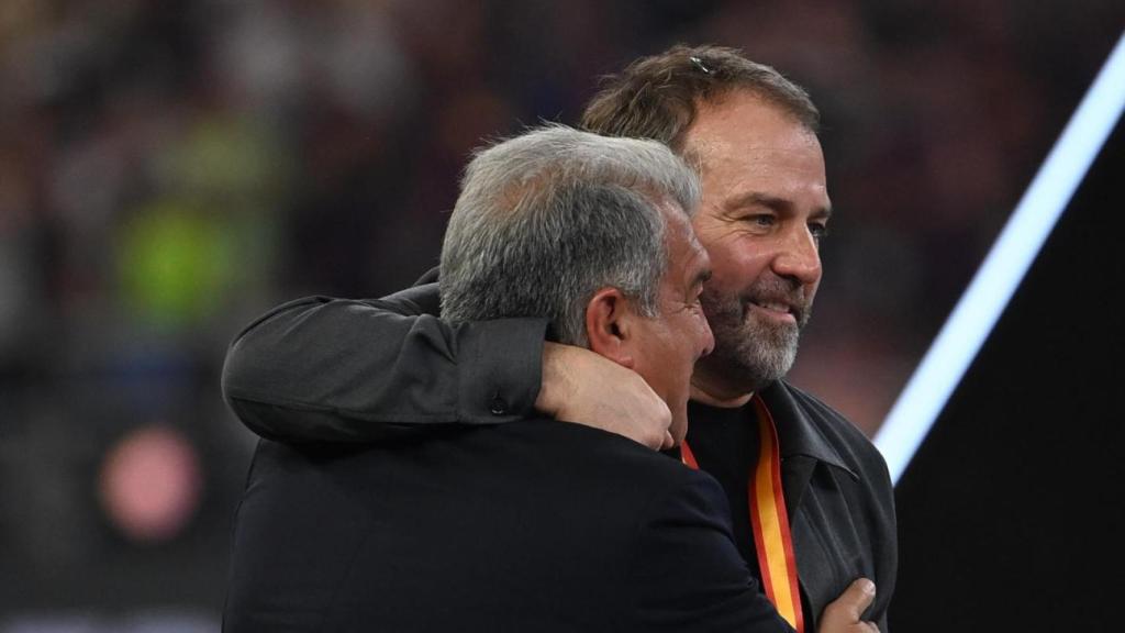 Joan Laporta se abraza a Hansi Flick en la celebración de la Supercopa