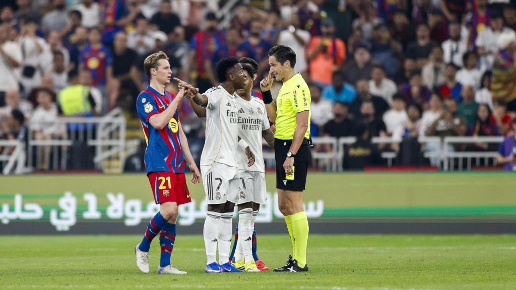 Vinicius Jr protesta una acción de la final de la Supercopa ante el árbitro José Luis Munuera Montero