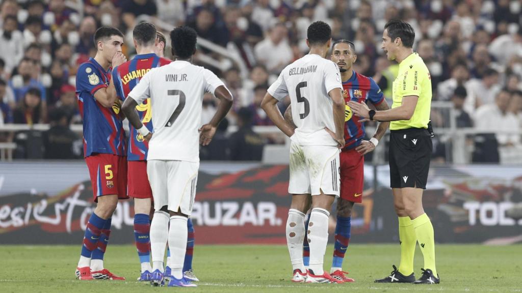 L'àrbitre José Luis Munuera Montero media entre Jude Bellingham i Raphinha a la final de la Supercopa