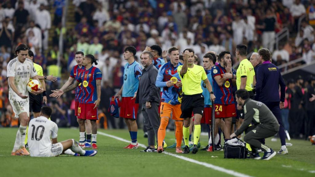 Els futbolistes del Barça protesten a Munuera Montero