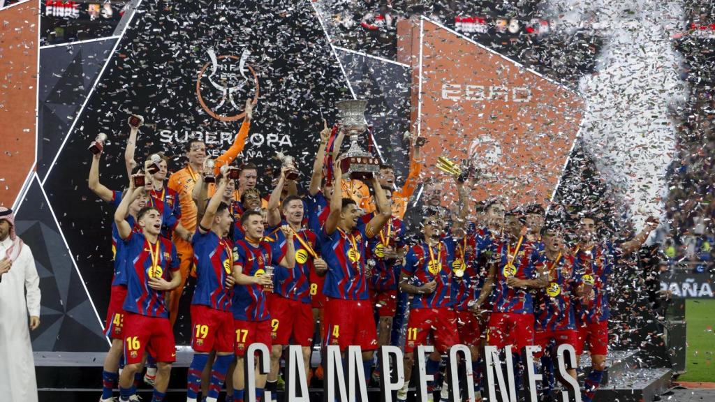 Els jugadors del Barça celebren la Supercopa