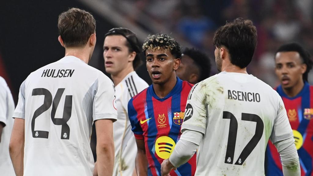 Lamine s'encara amb Huijsen a la final de la Supercopa