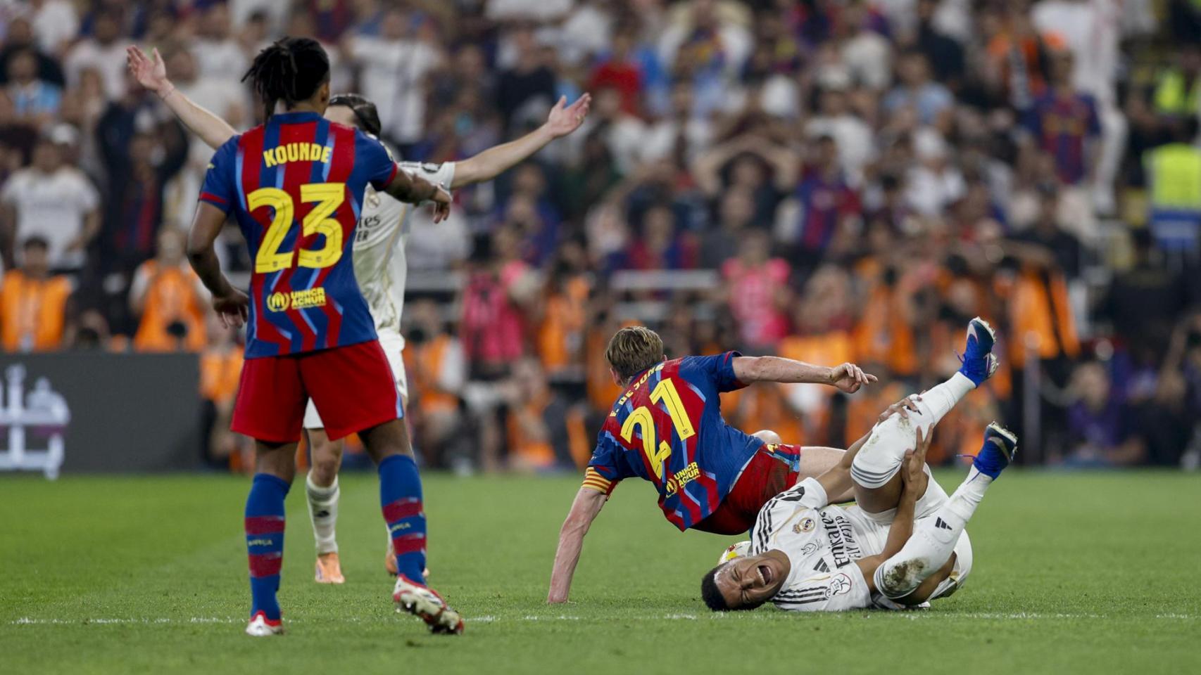 Frenkie de Jong, en falta a Mbappé por la que fue expulsado