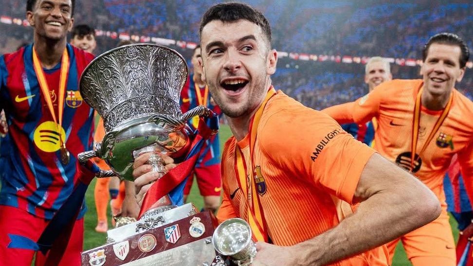 Joan García celebra la Supercopa de España ganada con el Barça