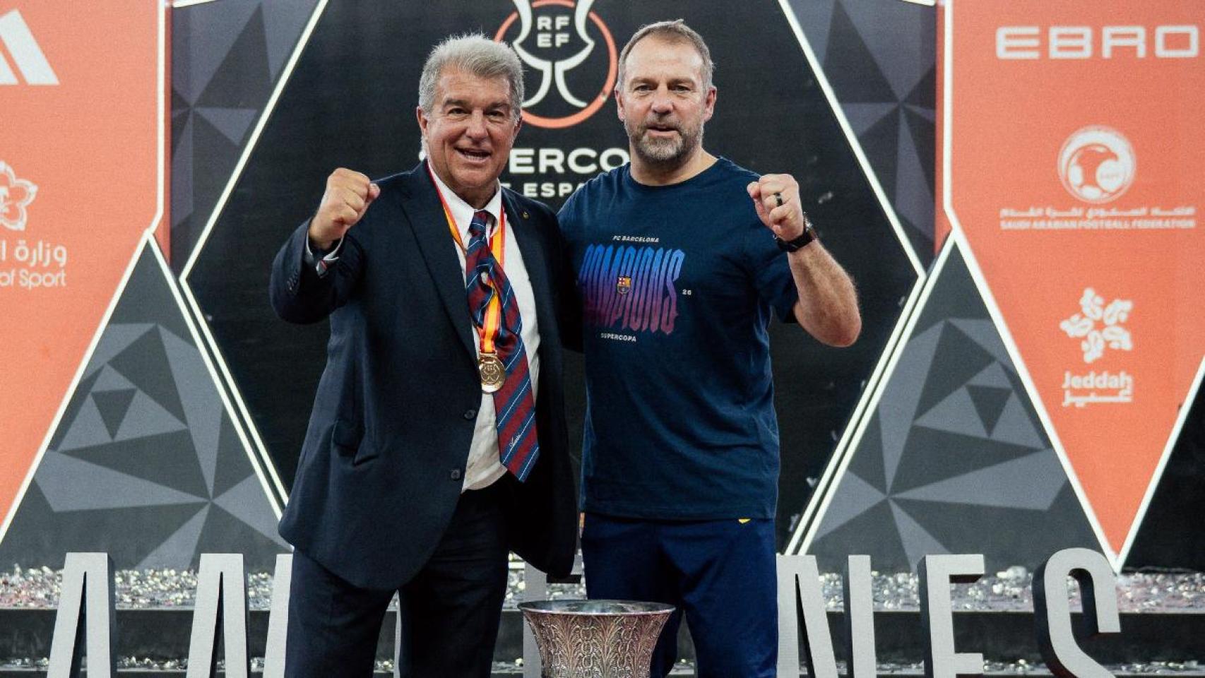 Hansi Flick y Joan Laporta posan con el trofeo de la Supercopa en Yeda