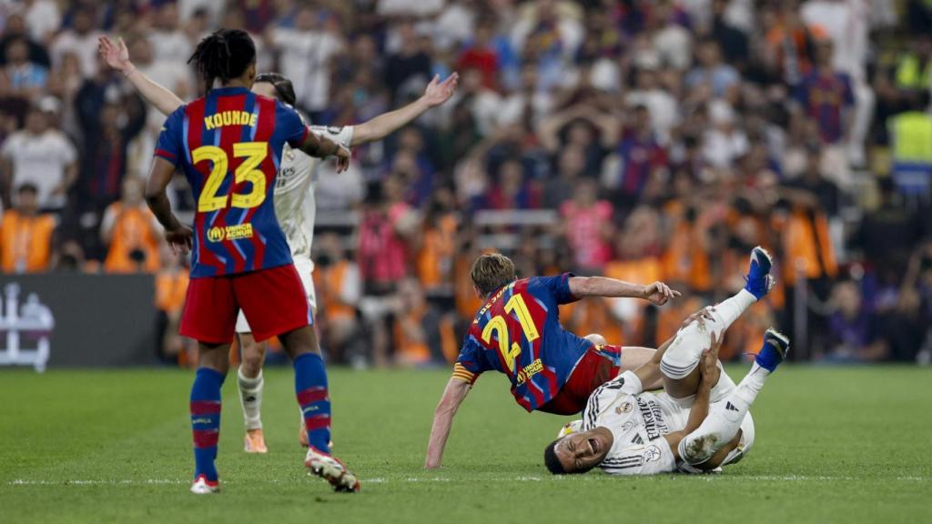 Frenkie de Jong, en falta a Mbappé por la que fue expulsado