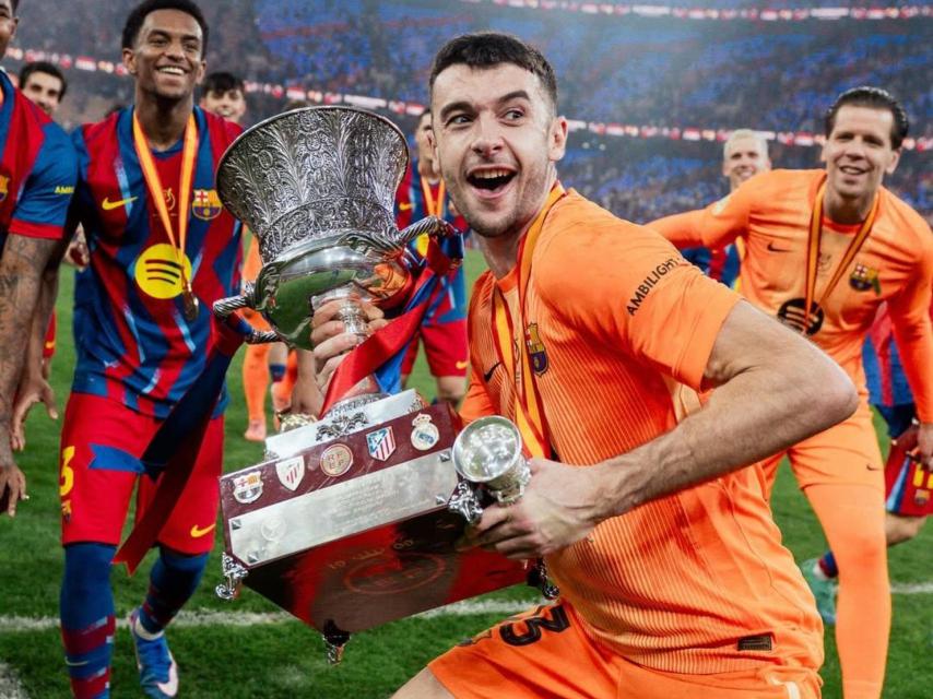 Joan García celebra la Supercopa de España ganada con el Barça