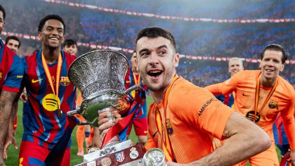 Joan García celebra la Supercopa de España ganada con el Barça