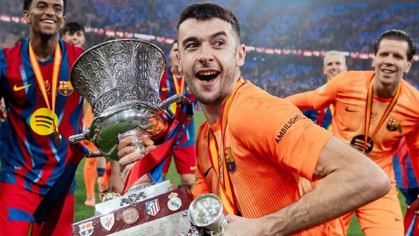 Joan García celebra la Supercopa de España ganada con el Barça