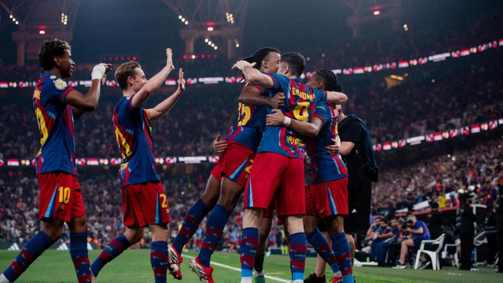 El Barça festeja el gol de Lewandowski al Real Madrid en la final de la Supercopa
