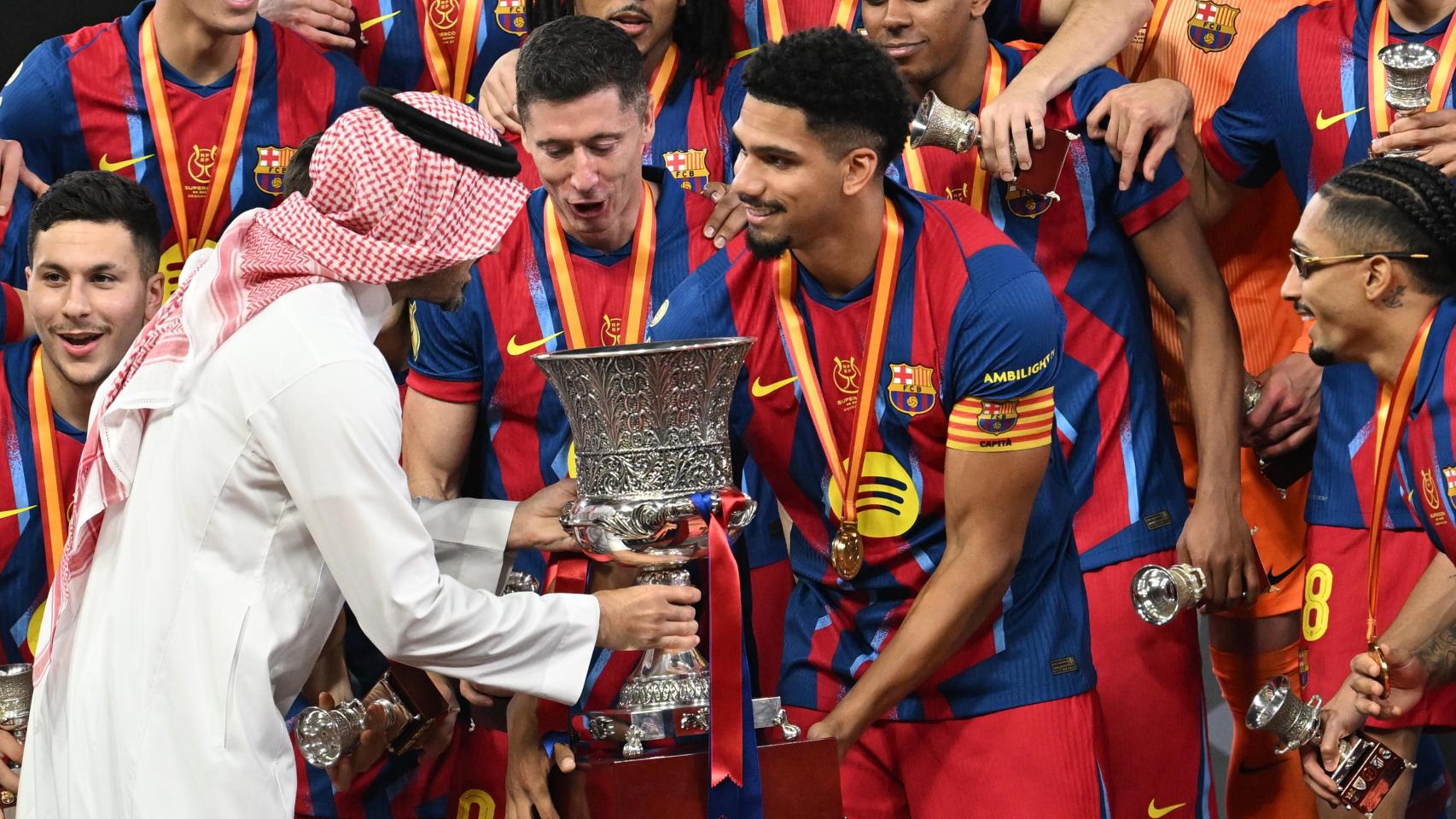 Ronald Araujo recibe el trofeo de la Supercopa en Arabia Saudí