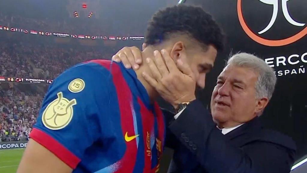 Joan Laporta acaricia a Ronald Araujo en la entrega de medallas de la Supercopa