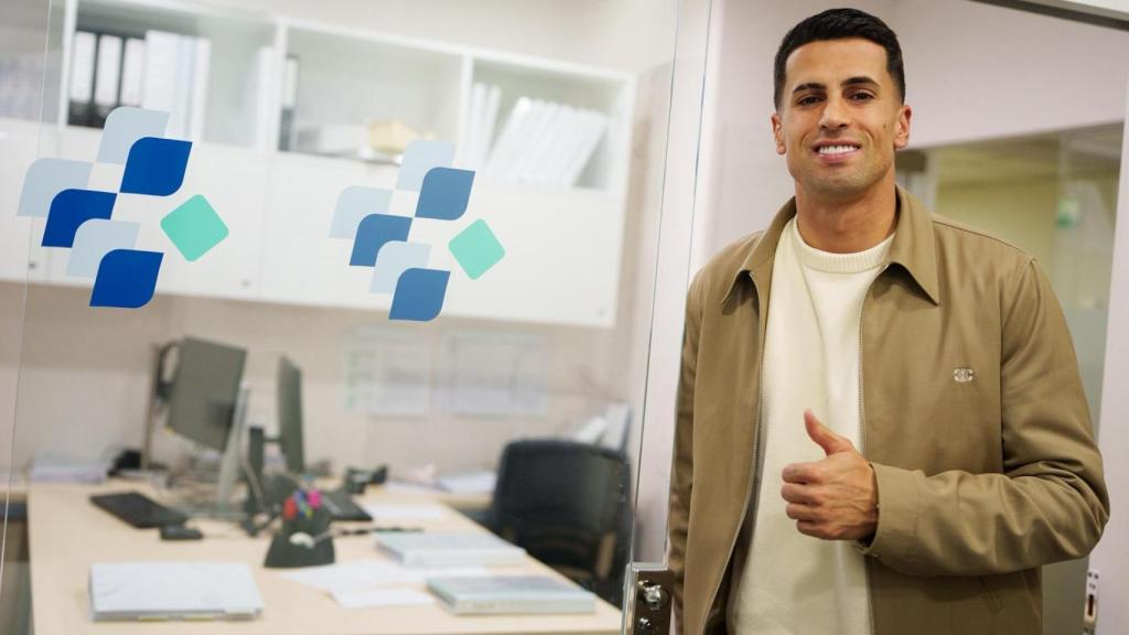 Joao Cancelo posa tras superar la revisión médica con el Barça