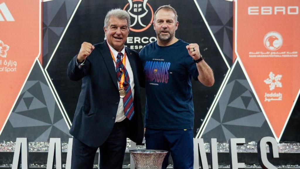 Hansi Flick y Joan Laporta posan con el trofeo de la Supercopa en Yeda