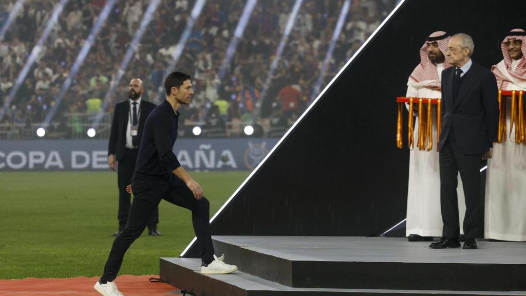 Xabi Alonso y Florentino Pérez se miran fijamente en la entrega de premios de la final de la Supercopa
