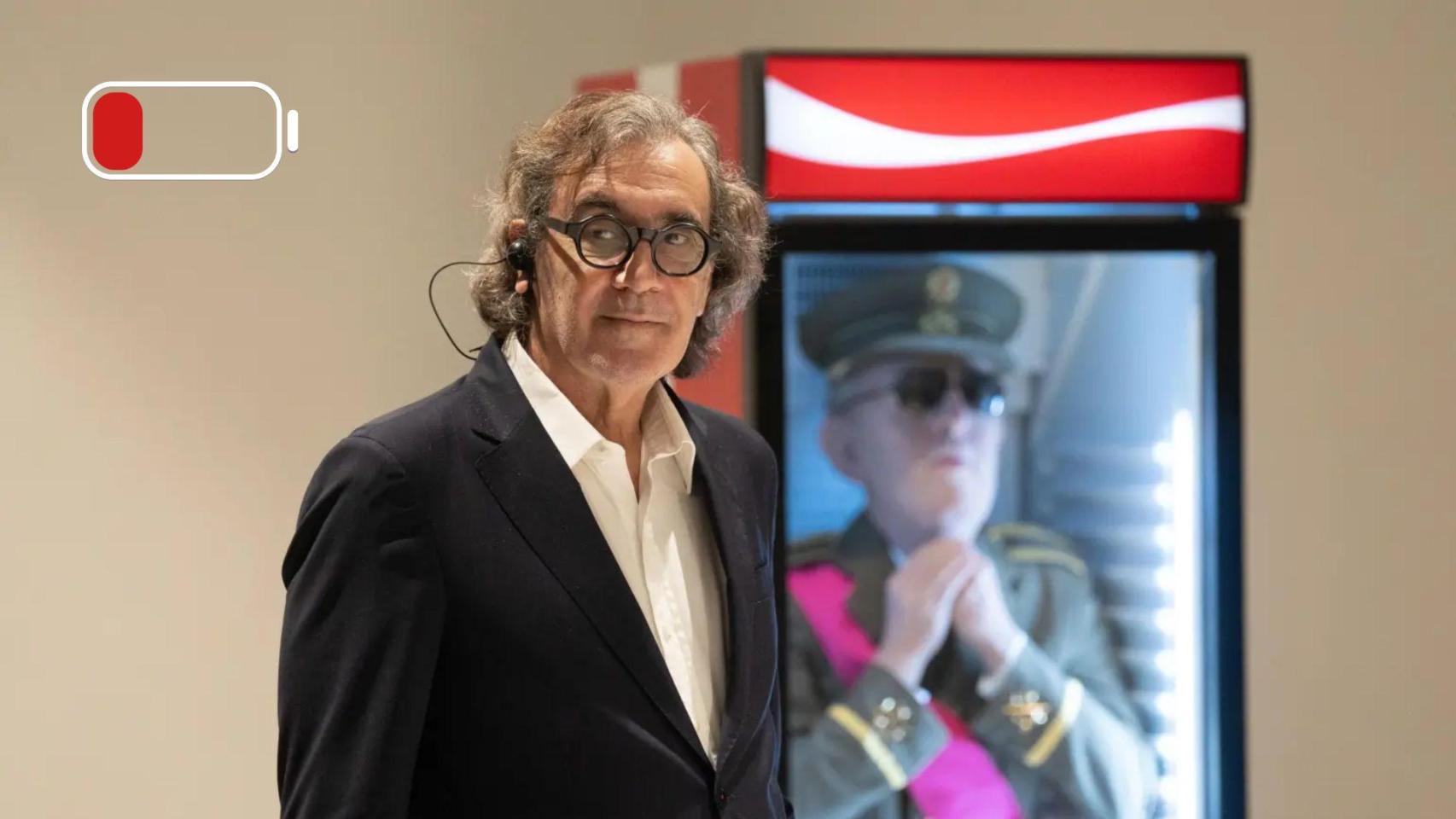 El empresario Tatxo Benet, frente a una obra de su Museo de Arte Prohibido que coloca a Francisco Franco en una nevera de refrescos