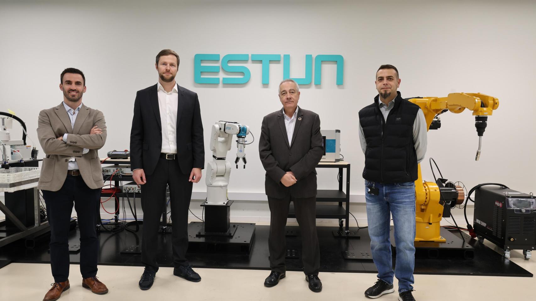 Responsables de Estun, con el delegado del Estado en el CZFB, Pere Navarro