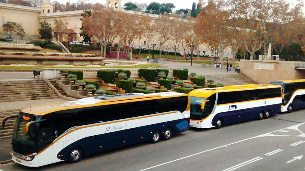 Buses de Monbus, en la avenida María Cristina de Barcelona