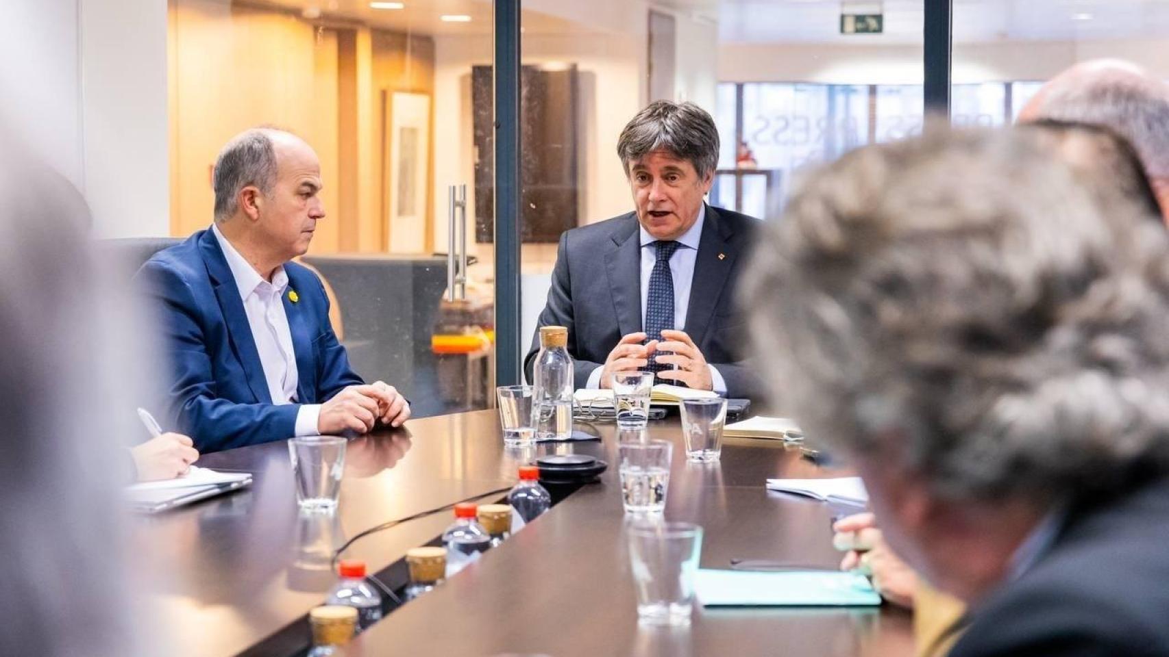 Puigdemont, reunido con la cúpula de Junts en Bruselas, en enero de 2025