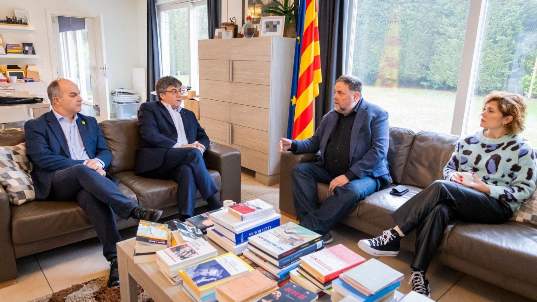 El presidente de Junts, Carles Puigdemont, y el presidente de ERC, Oriol Junqueras, junto a los secretarios generales de Junts, Jordi Turull, y de ERC, Elisenda Alamany, en una reunión en Waterloo, en enero de 2025