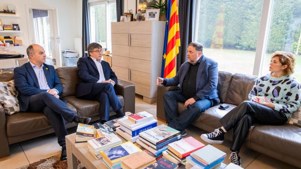El presidente de Junts, Carles Puigdemont, y el presidente de ERC, Oriol Junqueras, junto a los secretarios generales de Junts, Jordi Turull, y de ERC, Elisenda Alamany, en una reunión en Waterloo, en enero de 2025