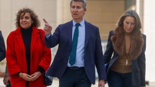 Alberto Núñez Feijóo, junto a Dolors Montserrat y Cuca Gamarra, en Barcelona