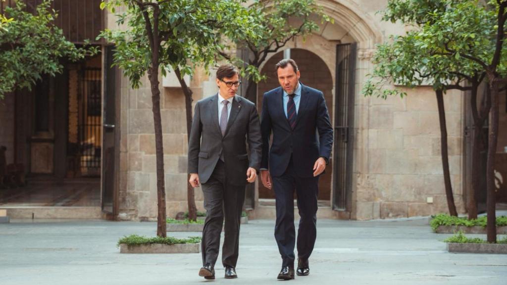 Salvador Illa, presidente de la Generalitat, y Òscar Puente, ministro de Transportes y Movilidad Sostenible, antes de la presentación de la empresa mixta de Rodalies, en el Palau de la Generalitat a 12 de enero de 2026 en Barcelona