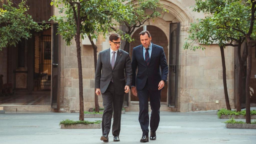 Salvador Illa, presidente de la Generalitat, y Òscar Puente, ministro de Transportes y Movilidad Sostenible, antes de la presentación de la empresa mixta de Rodalies, en el Palau de la Generalitat a 12 de enero de 2026 en Barcelona
