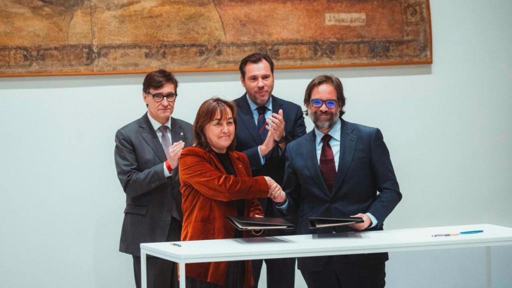 Salvador Illa, president de la Generalitat, Òscar Puente, ministre de Transports i Mobilitat Sostenible, en la signatura de la constitució de l'empresa mixta de Rodalies a càrrec de la consellera Sílvia Paneque i el president de Renfe, Álvaro Fernández