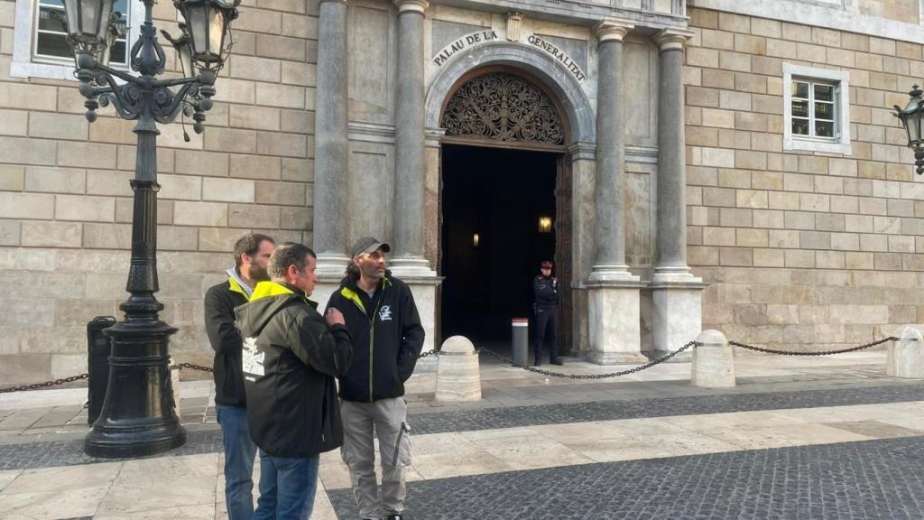 Representants dels agricultors davant el Palau de la Generalitat