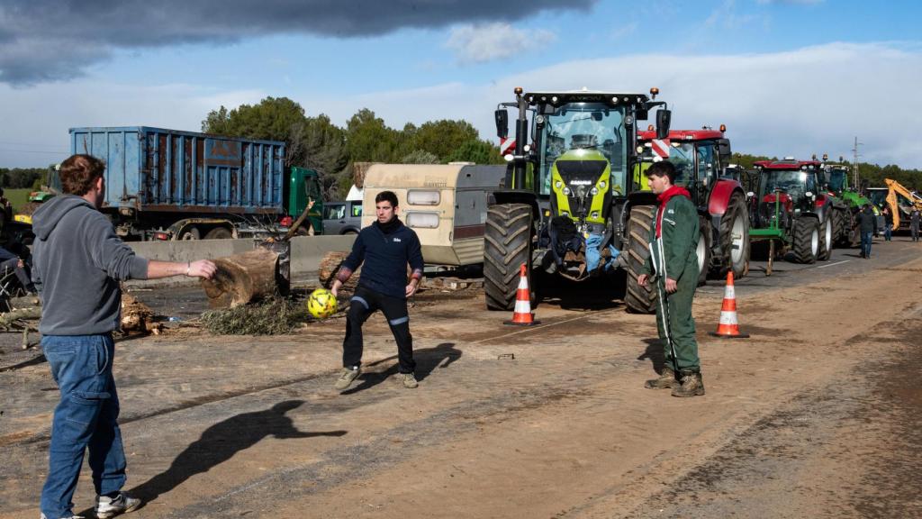 Agricultores y ganaderos cortan la AP-7 con tractores y rollos de paja