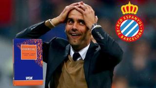Pep Guardiola se echa las manos a la cabeza de forma irónica, con el escudo del RCD Espanyol a la derecha y un diccionario de catalán a la izquierda