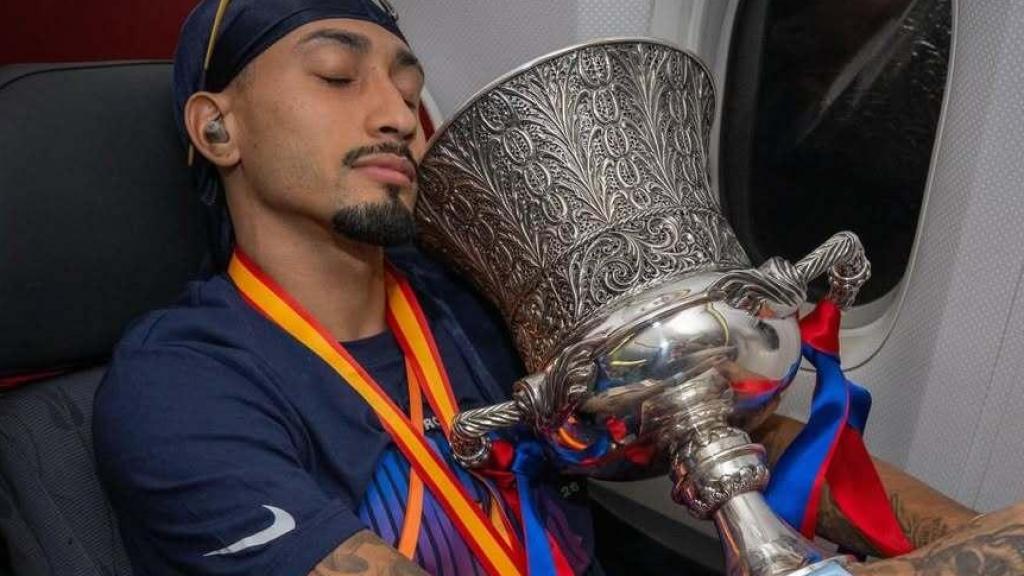 Raphinha duerme con la Supercopa de Arabia en el avión de vuelta