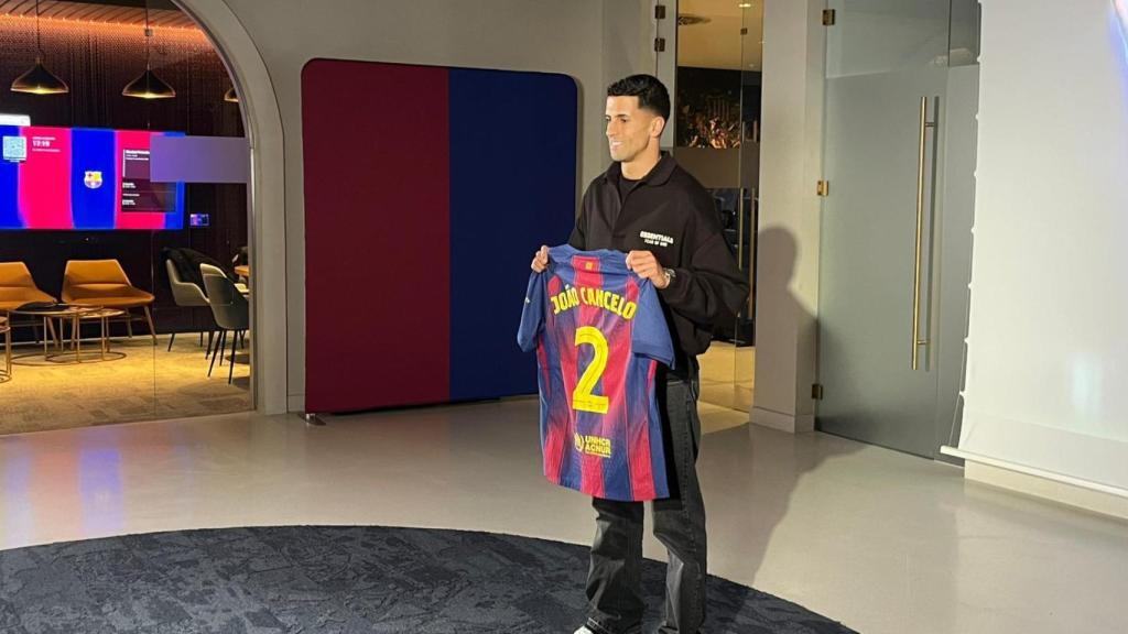 Joao Cancelo posa con la camiseta del Barça y el dorsal '2'