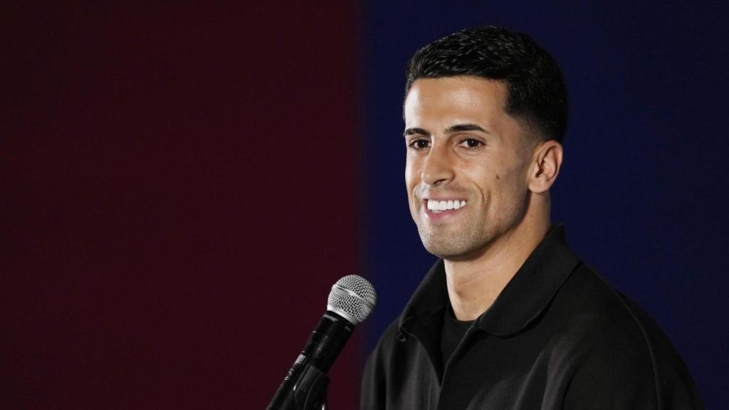 Joao Cancelo atén als mitjans de comunicació en la seva presentació pel Barça