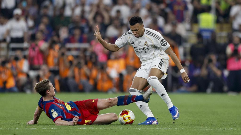 La puntada de Frenkie de Jong a Kylian Mbappé a la final de la Supercopa que li va costar l'expulsió