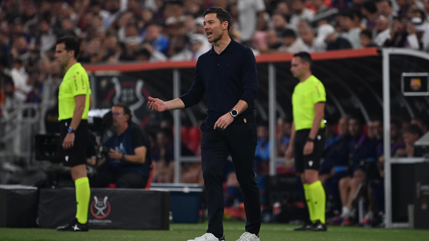 Xabi Alonso dirige su último partido con el Real Madrid en la final de la Supercopa