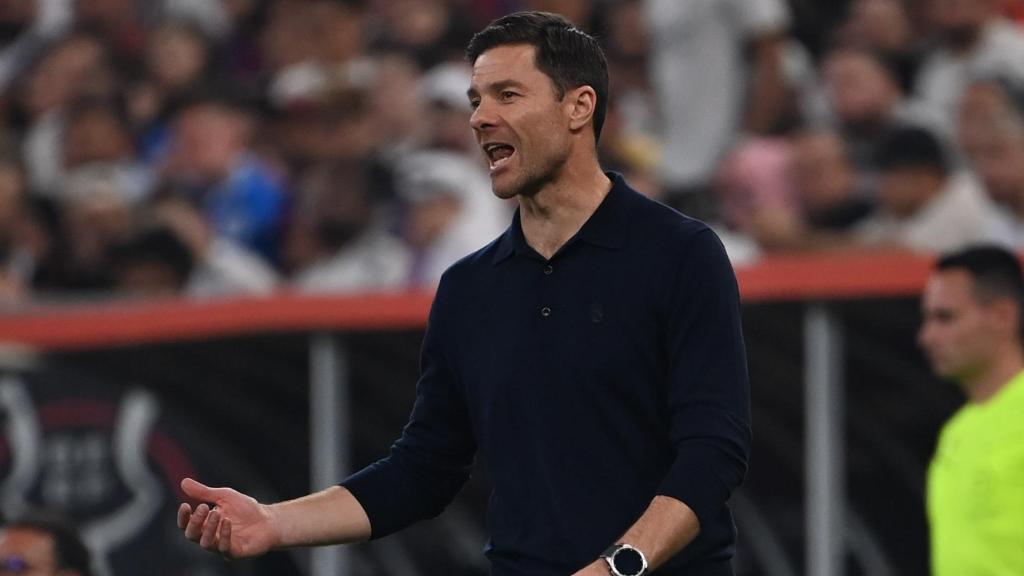 Xabi Alonso dirige su último partido con el Real Madrid en la final de la Supercopa