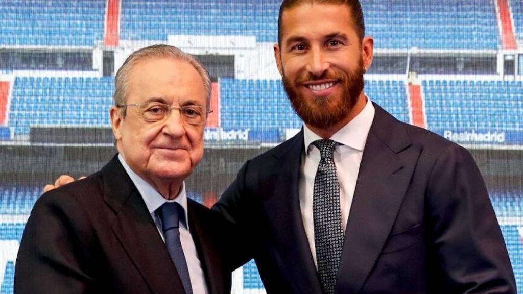 Florentino Pérez entrega una insignia de oro a Sergio Ramos en su despedida