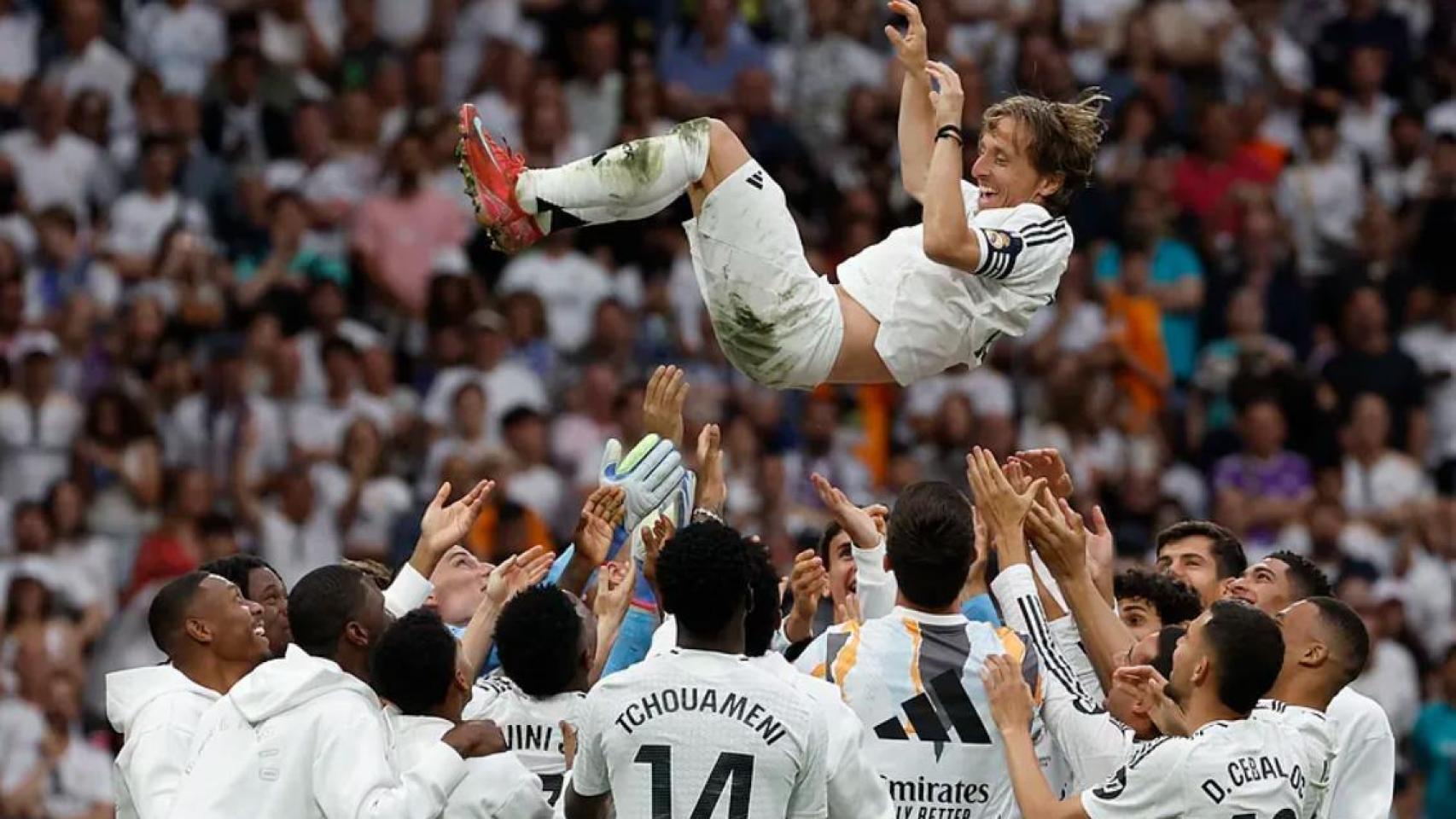 Luka Modric, manteado en su despedida con el Real Madrid