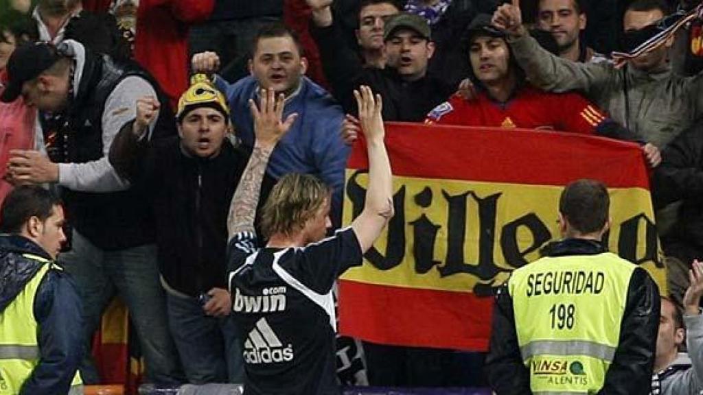 Guti se despide de los Ultrasur en el Santiago Bernabéu antes de abandonar el Real Madrid