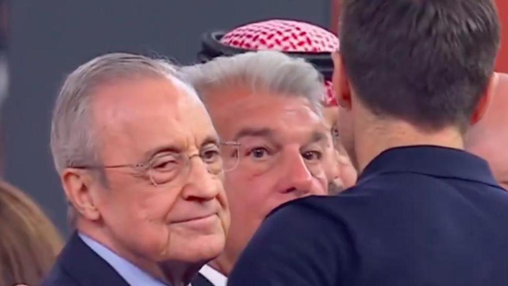 Florentino Pérez, esquivo con Xabi Alonso en la entrega de premios de la Supercopa
