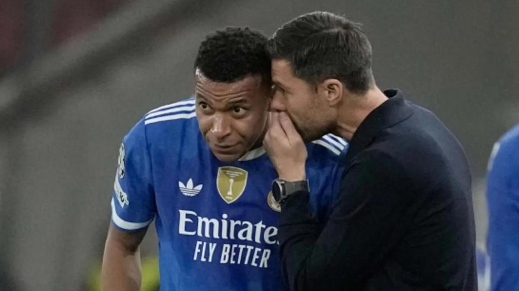 Xabi Alonso habla con Kylian Mbappé en un partido del Real Madrid