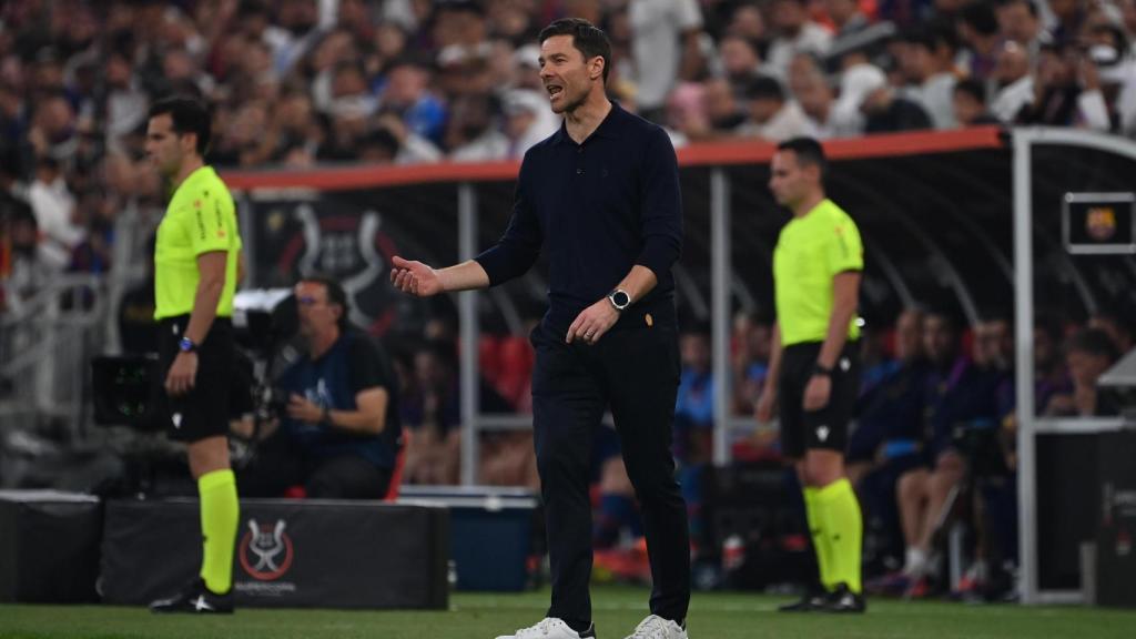 Xabi Alonso dirige su último partido con el Real Madrid en la final de la Supercopa