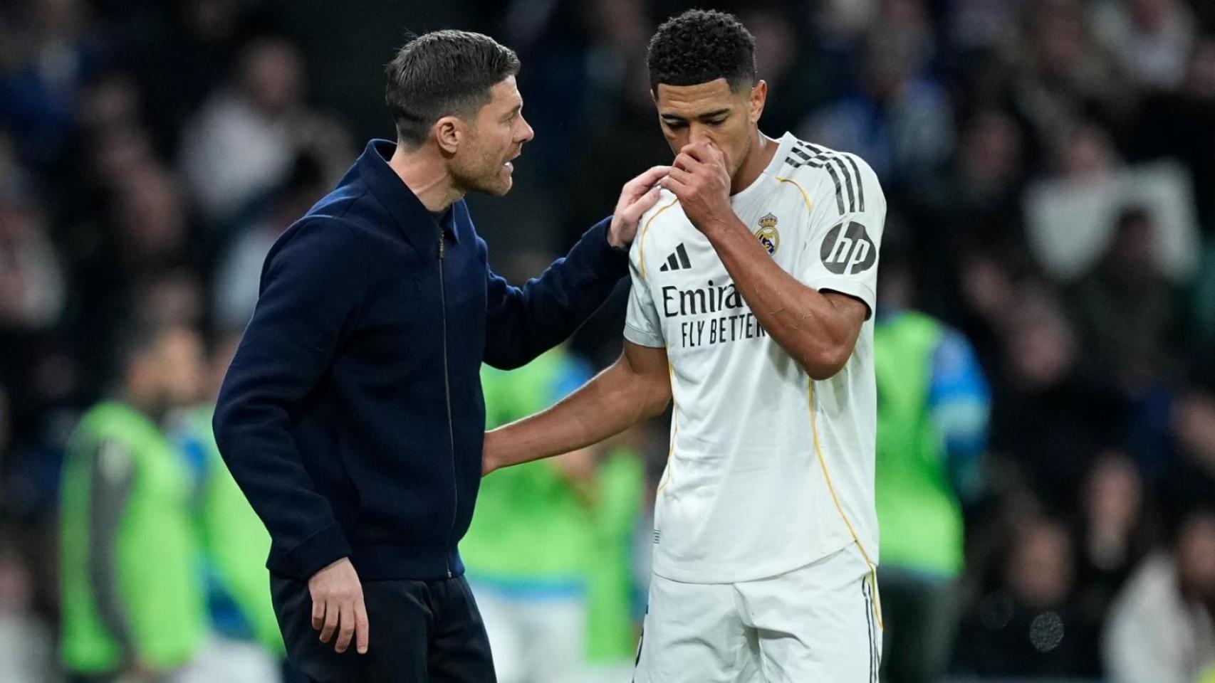 Xabi Alonso dialoga con Jude Bellingham durante un partido del Real Madrid