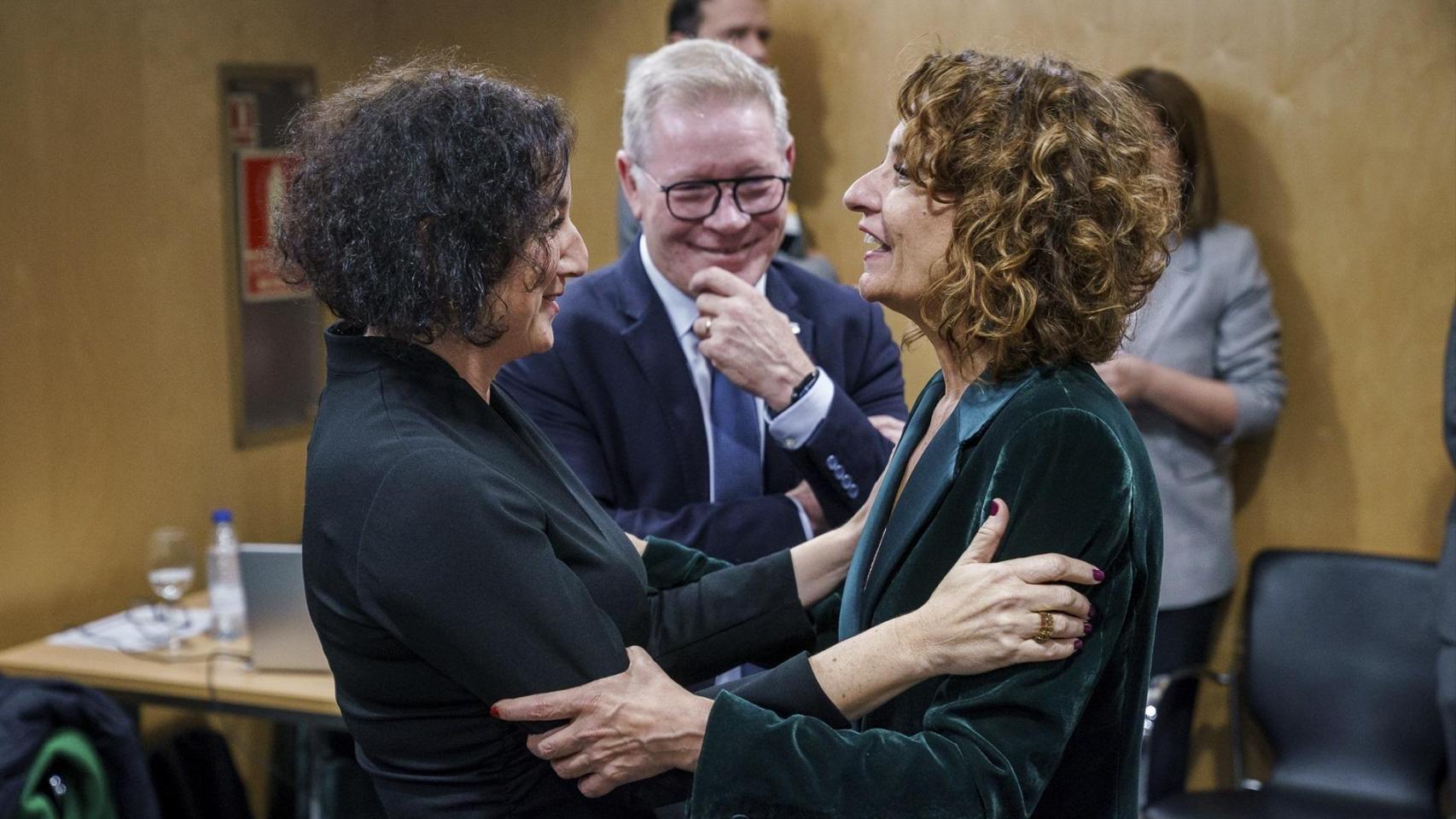 La consejera de Economía y Hacienda de Cataluña, Alicia Romero, la vicepresidenta primera del Gobierno y ministra de Hacienda, María Jesús Montero, y el presidente del ICF, Juli Fernández, durante el Consejo de Política Fiscal y Financiera (CPFF), de febrero de 2025