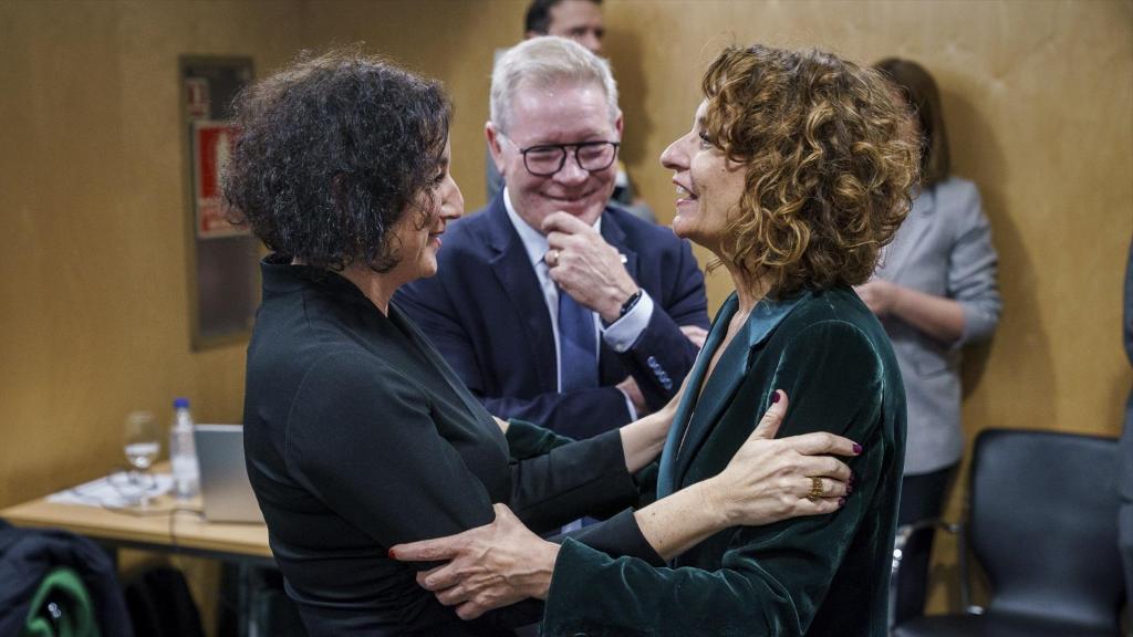La consejera de Economía y Hacienda de Cataluña, Alicia Romero, la vicepresidenta primera del Gobierno y ministra de Hacienda, María Jesús Montero, y el presidente del ICF, Juli Fernández, durante el Consejo de Política Fiscal y Financiera (CPFF), de febrero de 2025